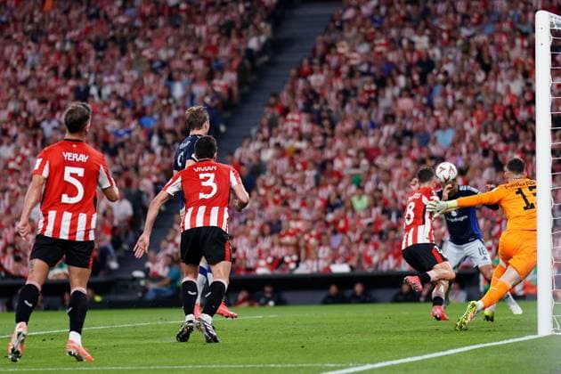 Casemiro of Manchester United, ManU scores the sides first goal to make it 0-1 Athletic Bilbao v Manchester United, UEFA Europa League, Semi Final, First Leg, Football, Estadio de San Mames, Bilbao, Spain - 01 May 2025 EDITORIAL USE ONLY No use with unauthorised audio, video, data, fixture lists, club league logos or live services. Online in-match use limited to 120 images, no video emulation. No use in betting, games or single club league player publications. Copyright: xGokhanxTaner Shutterstockx 15278833di