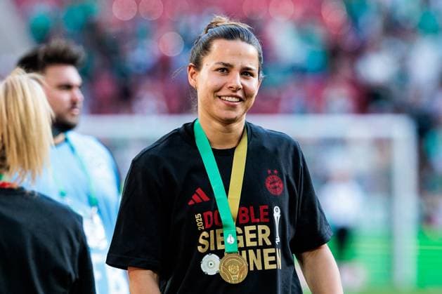 45 Womens DFB Cup Final FC Bayern Munich SV Werder Bremen, 01 05 2025 Happy winners the FC Bayern Munich women are DFB Cup winners 2025 Lena Oberdorf FC Bayern Munich, 8 with medal 45 Womens DFB Cup Final FC Bayern Munich SV Werder Bremen, Cologne, RheinEnergiestadion, 01 05 2025 Copyright: xBEAUTIFULxSPORTS Wunderlx