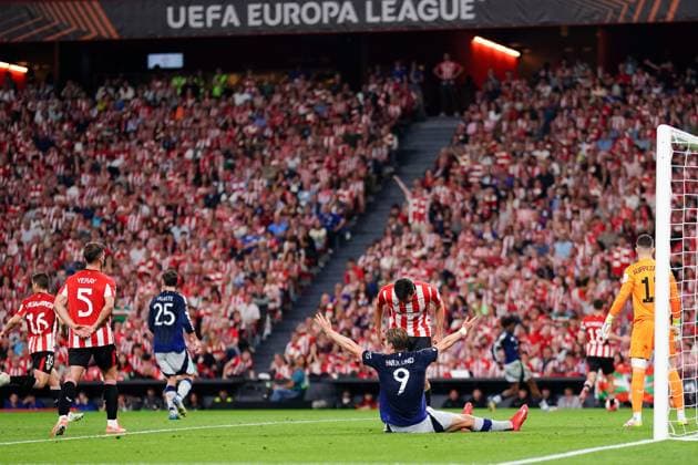 Daniel Vivian of Athletic Bilbao shouts at Rasmus Hojlund of Manchester United, ManU as claims are made for a penalty kick Athletic Bilbao v Manchester United, UEFA Europa League, Semi Final, First Leg, Football, Estadio de San Mames, Bilbao, Spain - 01 May 2025 EDITORIAL USE ONLY No use with unauthorised audio, video, data, fixture lists, club league logos or live services. Online in-match use limited to 120 images, no video emulation. No use in betting, games or single club league player publications. Copyright: xGokhanxTaner Shutterstockx 15278833eb
