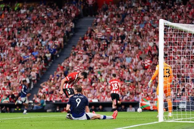 Daniel Vivian of Athletic Bilbao shouts at Rasmus Hojlund of Manchester United, ManU as claims are made for a penalty kick Athletic Bilbao v Manchester United, UEFA Europa League, Semi Final, First Leg, Football, Estadio de San Mames, Bilbao, Spain - 01 May 2025 EDITORIAL USE ONLY No use with unauthorised audio, video, data, fixture lists, club league logos or live services. Online in-match use limited to 120 images, no video emulation. No use in betting, games or single club league player publications. Copyright: xGokhanxTaner Shutterstockx 15278833ea