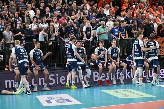 GER 1 VBL, SVG Lueneburg vs Berlin Recycling Volleys 01 05 2025, LKH Arena, Lueneburg, GER 1 VBL, Play Offs, Final, SVG Lueneburg vs Berlin Recycling Volleys in the picture the Lueneburg team disappointed after the match nordphotoxGmbH xWitke nph00002