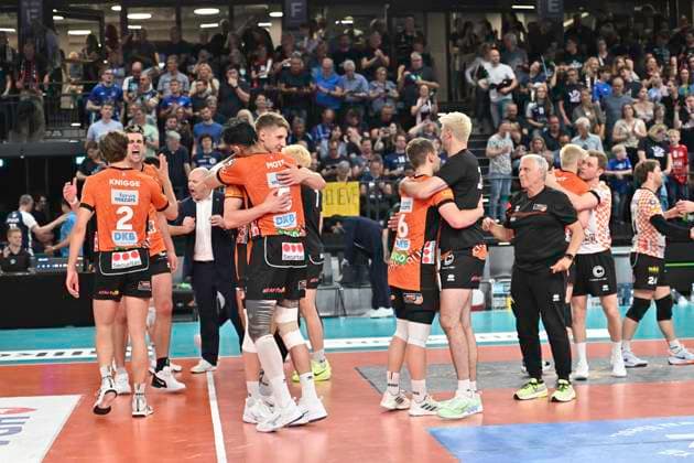 GER 1 VBL, SVG Lueneburg vs Berlin Recycling Volleys 01 05 2025, LKH Arena, Lueneburg, GER 1 VBL, Play Offs, Final, SVG Lueneburg vs Berlin Recycling Volleys in the picture the Berlin team cheers after the victory nordphotoxGmbH xWitke nph00002