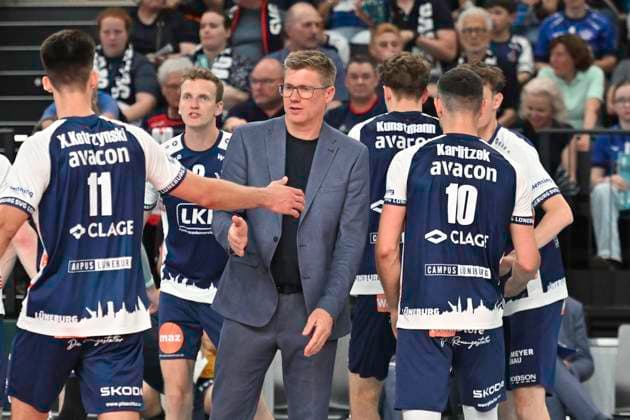 GER 1 VBL, SVG Lueneburg vs Berlin Recycling Volleys 01 05 2025, LKH Arena, Lueneburg, GER 1 VBL, Play Offs, Final, SVG Lueneburg vs Berlin Recycling Volleys in the picture coach Stefan Huebner Hübner Lueneburg with his team nordphotoxGmbH xWitke nph00002