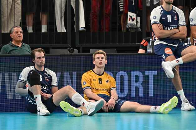 GER 1 VBL, SVG Lueneburg vs Berlin Recycling Volleys 01 05 2025, LKH Arena, Lueneburg, GER 1 VBL, Play Offs, Final, SVG Lueneburg vs Berlin Recycling Volleys in the picture Michael Patrick Wright Lueneburg 03 and Gage Thomas Worsley Lueneburg 06 disappointed after the match nordphotoxGmbH xWitke nph00002