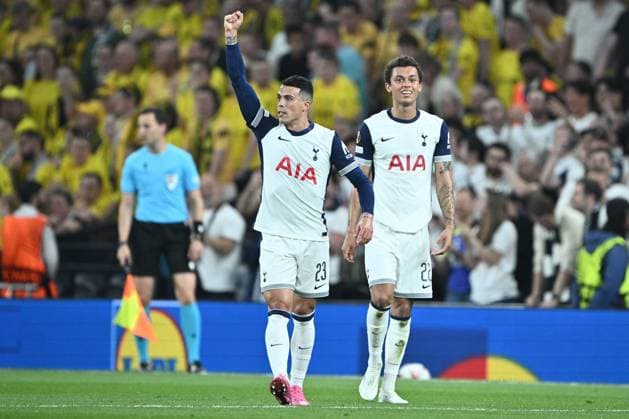 LONDON, ENGLAND - MAY 1: Pedro Porro goal celebration with Brennan Johnson during the UEFA Europa League 2024 25 Semi Final First Leg match between Tottenham Hotspur and FK Bodo Glimt at Tottenham Hotspur Stadium on May 1, 2025 in London, England. Photo by Sebastian Frej Tottenham Hotspur v FK Bodo Glimt - UEFA Europa League 2024 25 Semi Final First Leg Copyright: xSebastianxFrejx