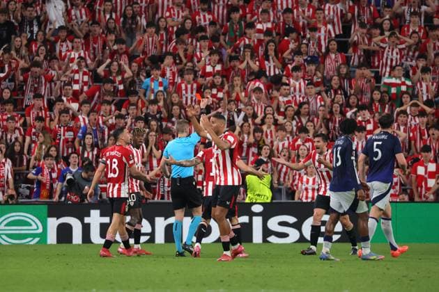 Sport Bilder des Tages Spain - UEFA League Cup Semi-Final - Athletic Club vs Manchester United, ManU - 01 05 2025 SPAIN, BILBAO, MAY 01. Referee Espen Eskas shows a red card to Daniel Vivian of Athletic Club (R) during the UEFA Europe League 2024 25 semi final first leg football match between Athletic Club and Manchester United, on May 01, 2025 at Estadio de San Mames in Bilbao, Spain. Photo by Manuel Blondeau AOP.Press Bilbao Estadio de San Mames Basque Country Spain Copyright: x ManuelxBlondeau AOP.Pressx AOP20250501 0002
