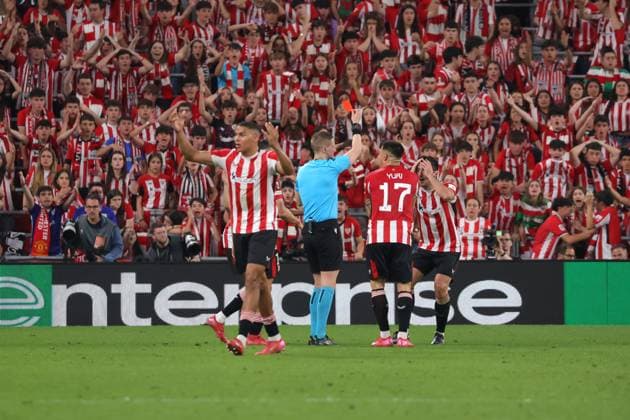 Spain - UEFA League Cup Semi-Final - Athletic Club vs Manchester United, ManU - 01 05 2025 SPAIN, BILBAO, MAY 01. Referee Espen Eskas shows a red card to Daniel Vivian of Athletic Club (R) during the UEFA Europe League 2024 25 semi final first leg football match between Athletic Club and Manchester United, on May 01, 2025 at Estadio de San Mames in Bilbao, Spain. Photo by Manuel Blondeau AOP.Press Bilbao Estadio de San Mames Basque Country Spain Copyright: x ManuelxBlondeau AOP.Pressx AOP20250501 0003