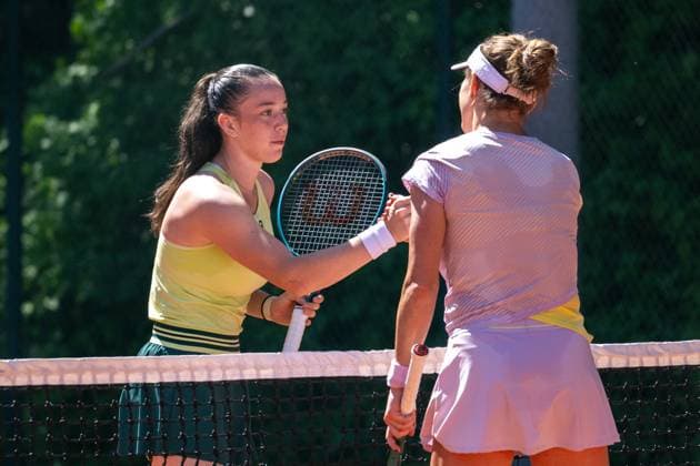 01 05 2025, GER, Women, ITF World Tennis Tour Wiesbaden Tennis Open Round of the last 16 Singles Tereza Valentova CZE and Katarzyna Kawa POL, right, high-five each other after the match Wiesbaden Nordenstadt T2 Sports Health Club Hessen Germany