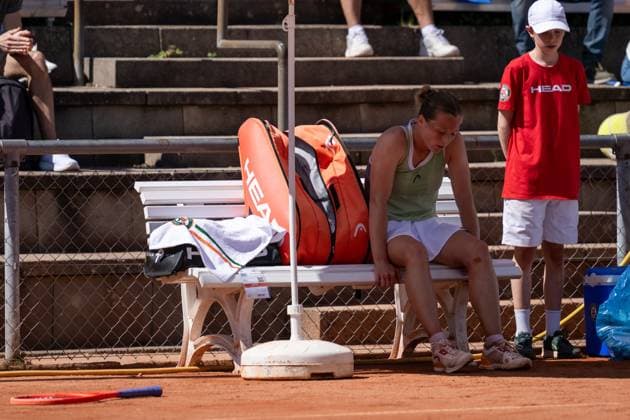 01 05 2025, GER, Women, ITF World Tennis Tour Wiesbaden Tennis Open Round of the last 16 Singles Anna Siskova CZE is more than disappointed after her elimination She threw away her racket on the way to the bench Wiesbaden Nordenstadt T2 Sports Health Club Hessen Germany