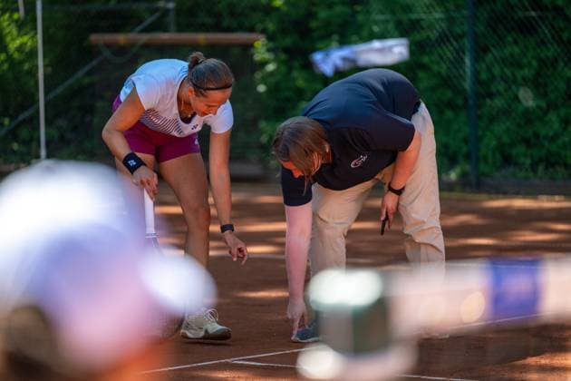 01 05 2025, GER, Women, ITF World Tennis Tour Wiesbaden Tennis Open Round of the last 16 Singles Was the ball in or out of the court Discussion between Hanne Vandewinkel BEL and the chair judge Wiesbaden Nordenstadt T2 Sports Health Club Hessen Germany