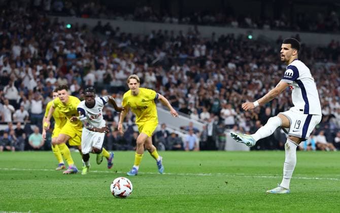 Dominic Solanke of Tottenham Hotspur scores his sides third goal fro penalty spot Tottenham Hotspur v FK Bodo Glimt, UEFA Europa League, Semi Final, First Leg, Football, Tottenham Hotspur Stadium, London, UK - 01 May 2025 EDITORIAL USE ONLY No use with unauthorised audio, video, data, fixture lists, club league logos or live services. Online in-match use limited to 120 images, no video emulation. No use in betting, games or single club league player publications.  Copyright: xMichaelxZemanek Shutterstockx 15278831ao