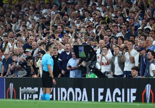 Fans of Tottenham Hotspur watching while referee Carlos del Cerro Grande investigates possible foul on the screen Tottenham Hotspur v FK Bodo Glimt, UEFA Europa League, Semi Final, First Leg, Football, Tottenham Hotspur Stadium, London, UK - 01 May 2025 EDITORIAL USE ONLY No use with unauthorised audio, video, data, fixture lists, club league logos or live services. Online in-match use limited to 120 images, no video emulation. No use in betting, games or single club league player publications.  Copyright: xMichaelxZemanek Shutterstockx 15278831ar