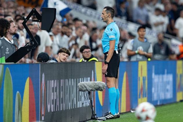 Tottenham Hotspur FC v FK Bodo Glimt Referee JosÃ Maria Sanchez looks at the VAR screen, decision, PENALTY, during the Tottenham Hotspur FC v FK Bodo Glimt at Tottenham Hotspur Stadium, London, England, United Kingdom on 1 May 2025 Credit: Ian Stephen Every Second Media Editorial use only. All images are copyright Every Second Media Limited. No images may be reproduced without prior permission. Copyright: xIMAGO EveryxSecondxMediax ESM-1456-0021 IanxStephenx xEveryxSecondxMediax