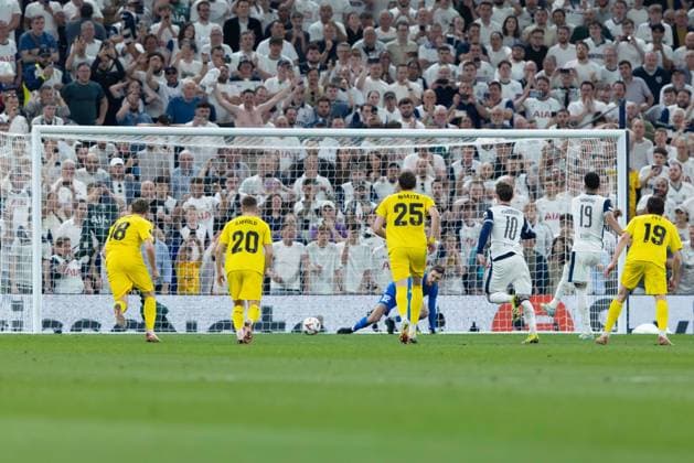 Tottenham Hotspur FC v FK Bodo Glimt GOAL 3-0 Dominic Solanke (19) of Tottenham Hotspur scores from the penalty spot during the Tottenham Hotspur FC v FK Bodo Glimt at Tottenham Hotspur Stadium, London, England, United Kingdom on 1 May 2025 Credit: Ian Stephen Every Second Media Editorial use only. All images are copyright Every Second Media Limited. No images may be reproduced without prior permission. Copyright: xIMAGO EveryxSecondxMediax ESM-1456-0022 IanxStephenx xEveryxSecondxMediax