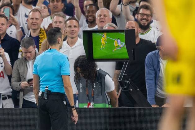 Tottenham Hotspur v FK Bodo Glimt, UEFA Europa League, Semi-Final, Leg 1 of 2, Football, Tottenham Hotspur Stadium, Tottenham, London, UK - 01 May 2025 Referee JosÃ Maria Sanchez (ESP) looks at the VAR monitor Tottenham Tottenham Hotspur Stadium London GBR, UK NEWSPAPERS OUT Copyright: xEllixBirchx