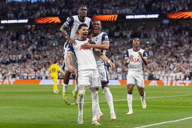 Tottenham Hotspur v FK Bodo Glimt, UEFA Europa League, Semi-Final, Leg 1 of 2, Football, Tottenham Hotspur Stadium, Tottenham, London, UK - 01 May 2025 Goal. Dominic Solanke of Tottenham Hotspur (19) celebrates with teammates after he scores from the spot Tottenham Tottenham Hotspur Stadium London GBR, UK NEWSPAPERS OUT Copyright: xEllixBirchx
