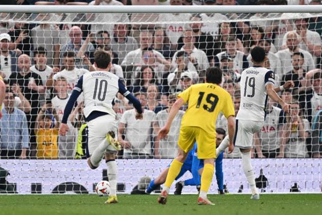 Tottenham Hotspur v Bodo Glimt Europa League 01 05 2025. Semi-Final leg 1 of 2 **GOAL** Tottenham Hotspur forward Dominic Solanke (19) takes a penalty and GOAL scores 3-0 during the Europa League semi final first leg match between Tottenham Hotspur and Bodo Glimt at Tottenham Hotspur Stadium, London, United Kingdom on 1 May 2025. London Tottenham Hotspur Stadium London United Kingdom Editorial use only , Copyright: xSimonxTraylenx PSI-21977-0044