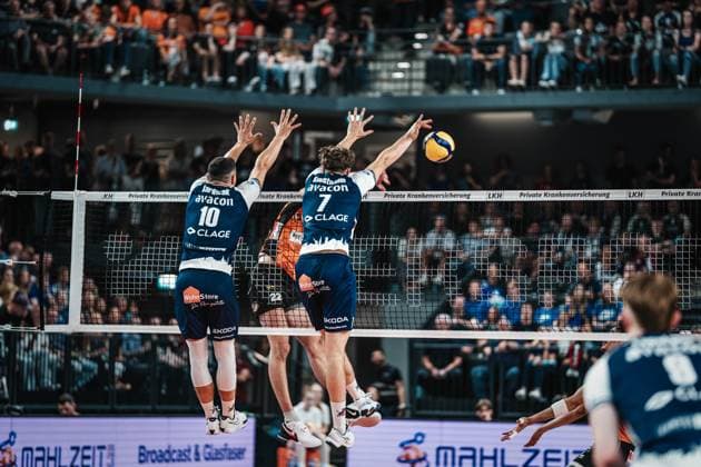 Volleyball Men Season 2024 2025 Volleyball Bundesliga Playoff Final Game 2 SVG Lüneburg vs BR Volleys 01 05 2025 Jake Hanes 22 BERLIN RECYCLING Volleys we blocked by Joscha Kunstmann 7 SVG Lüneburg next to Lorenz Karlitzek 10 SVG Lüneburg Lüneburg LKH Arena Niedersachsen Germany