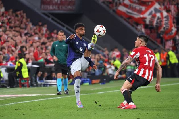 Spain - UEFA League Cup Semi-Final - Athletic Club vs Manchester United, ManU - 01 05 2025 SPAIN, BILBAO, MAY 01. Amad Diallo of Manchester United controls the ball under pressure from Yuri Berchiche of Athletic Club during the UEFA Europe League 2024 25 semi final first leg football match between Athletic Club and Manchester United, on May 01, 2025 at Estadio de San Mames in Bilbao, Spain. Photo by Manuel Blondeau AOP.Press Bilbao Estadio de San Mames Basque Country Spain Copyright: x ManuelxBlondeau AOP.Pressx AOP20250501 0008