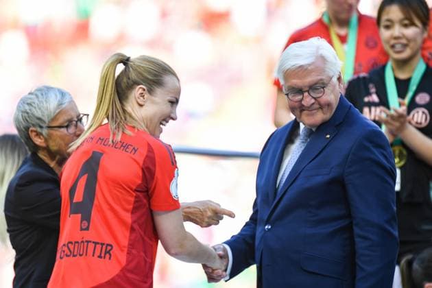 Soccer I Women I Season 2024 2025 I DFB Cup I Final I FC Bayern Munich SV Werder Bremen I 01 05 2025 Glodis Viggosdottir 4, FC Bayern Munich center laughs with Federal President Frank WalterSteinmeier, Sabine Mammitzsch left, DFB Vice President for Womens and Girls Football points to something Cologne RheinEnergieStadion North Rhine-Westphalia Germany Copyright: xLobeca InesxHähnelx