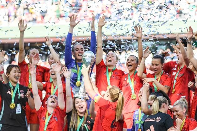 Soccer I Women I Season 2024 2025 I DFB Cup I Final I FC Bayern Munich SV Werder Bremen I 01 05 2025 The women of FC Bayern Munich celebrate with the trophy in a shower of confetti Cologne RheinEnergieStadion North Rhine-Westphalia Germany Copyright: xLobeca InesxHähnelx