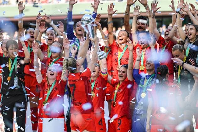 Soccer I Women I 2024 2025 season I DFB Cup I Final I FC Bayern Munich SV Werder Bremen I 01 05 2025 Giulia Gwinn 7, FC Bayern Munich raises the trophy in a shower of confetti and cheers with the team Cologne RheinEnergieStadion North Rhine-Westphalia Germany Copyright: xLobeca InesxHähnelx