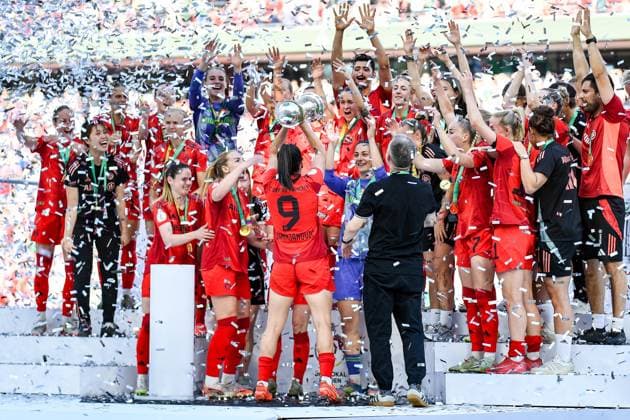 Soccer I Women I 2024 2025 season I DFB Cup I Final I FC Bayern Munich SV Werder Bremen I 01 05 2025 Jovana Damnjanovic 9, FC Bayern Munich holds up the cup and celebrates the cup victory with the team Cologne RheinEnergieStadion North Rhine-Westphalia Germany Copyright: xLobeca InesxHähnelx