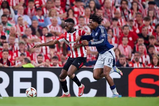 May 1, 2025, Bilbao, Vizcaya, SPAIN: Inaki Williams of Athletic Club competes for the ball with Patrick Dorgu of Manchester United, ManU during the UEFA Europa League 2024 25 Semi Final First Leg match between Athletic Club and Manchester United at San Mames on May 1, 2025, in Bilbao, Spain. Bilbao SPAIN - ZUMAa181 20250501_zaa_a181_275 Copyright: xRicardoxLarreinax