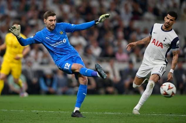 Tottenham Hotspur V Bodo-Glimt, Europa League. Nikita Haikin (Bodo Glimt, goalkeeper) passes during the Tottenham Hotspur V Bodo-Glimt UEFA Europa League semi-final match at the Tottenham Hotspur Stadium, London. Tottenham Tottenham Hotspur Stadium UK Copyright: xMartinxDaltonx Spurs_v_Bodo_Glimt_010525_MD_023