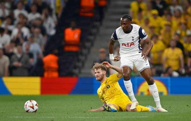 Tottenham Hotspur V Bodo-Glimt, Europa League. Ole Didrik Blomberg (Bodo Glimt) and Mathys Tel (Spurs) during the Tottenham Hotspur V Bodo-Glimt UEFA Europa League semi-final match at the Tottenham Hotspur Stadium, London. Tottenham Tottenham Hotspur Stadium UK Copyright: xMartinxDaltonx Spurs_v_Bodo_Glimt_010525_MD_030
