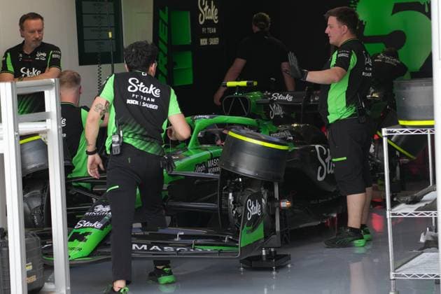 Formula 1 Crypto com Miami Grand Prix 2025 01 05 2025, Miami International Autodrome, Miami, Formula 1 Crypto com Miami Grand Prix 2025 ,in the picture mechanics working on the car of Gabriel Bortoleto BRA , Stake F1 Team Kick Sauber nordphotoxGmbHx xBratic nph00250