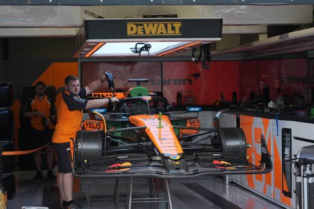 Formula 1 Crypto com Miami Grand Prix 2025 01 05 2025, Miami International Autodrome, Miami, Formula 1 Crypto com Miami Grand Prix 2025 ,in the picture mechanics working on the car of Oscar Piastri AUS , McLaren F1 Team nordphotoxGmbHx xBratic nph00250