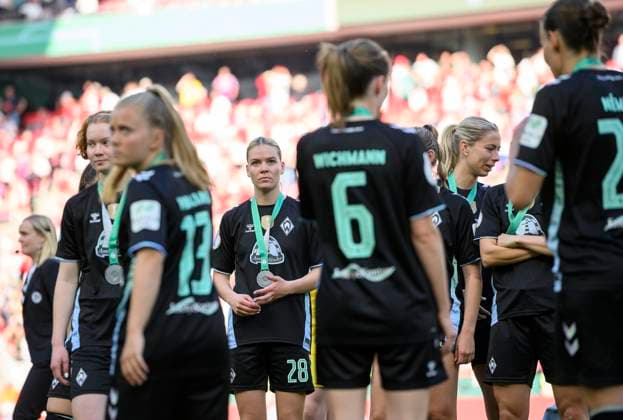 disappointed HB players after the award ceremony, Juliane Wirtz HB DFB Pokal Final Women 2025, FC Bayern Muenchen M SV Werder Bremen HB 4 2, am 01 05 2025 in Koeln Germany DFB regulations prohibit any use of photographs as image sequences and or quasi video Â
