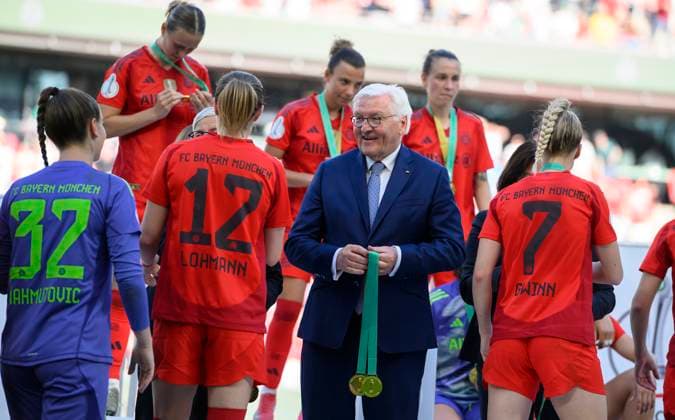 Award ceremony, German President Frank Walter Steinmeier GER distributes the medals, from left goalkeeper Ena MAHMUTOVIC M , Sydney LOHMANN M , German President Frank Walter Steinmeier GER , Giulia GWINN M DFB Pokal Final Women 2025, FC Bayern Muenchen M SV Werder Bremen HB 4 2, on 01 05 2025 in Cologne Germany DFB regulations prohibit any use of photographs as image sequences and or quasi video Â