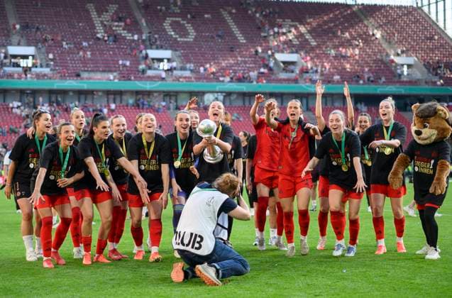Cheering Team M with the trophy Glodis Perla VIGGOSDOTTIR M holds in front of the fans, team, DFB Pokal Final Women 2025, FC Bayern Muenchen M SV Werder Bremen HB 4 2, am 01 05 2025 in Koeln Germany DFB regulations prohibit any use of photographs as image sequences and or quasi video Â
