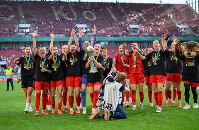 Cheering Team M with the trophy Glodis Perla VIGGOSDOTTIR M holds in front of the fans, team, DFB Pokal Final Women 2025, FC Bayern Muenchen M SV Werder Bremen HB 4 2, am 01 05 2025 in Koeln Germany DFB regulations prohibit any use of photographs as image sequences and or quasi video Â