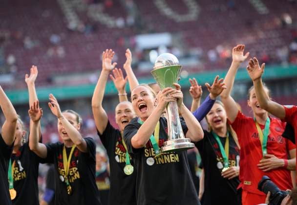 Cheering Team M with the trophy Glodis Perla VIGGOSDOTTIR M holds in front of the fans, DFB Pokal Final Women 2025, FC Bayern Muenchen M SV Werder Bremen HB 4 2, am 01 05 2025 in Koeln Germany DFB regulations prohibit any use of photographs as image sequences and or quasi video Â