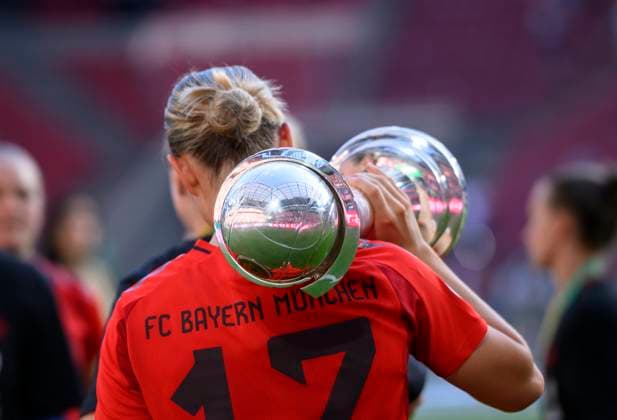 Feature, Klara BUEHL Bühl M traegt den Pokal auf der Schulter DFB Pokal Finale der Frauen 2025, FC Bayern Muenchen M SV Werder Bremen HB 4 2, am 01 05 2025 in Koeln Deutschland DFB regulations prohibit any use of photographs as image sequences and or quasi video Â