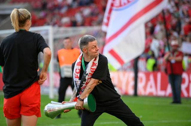 Cheering coach Alexander STRAUS M with the trophy, l Lea SCHUELLER Schüller M DFB Pokal Final Women 2025, FC Bayern Muenchen M SV Werder Bremen HB 4 2, am 01 05 2025 in Koeln Germany DFB regulations prohibit any use of photographs as image sequences and or quasi video Â