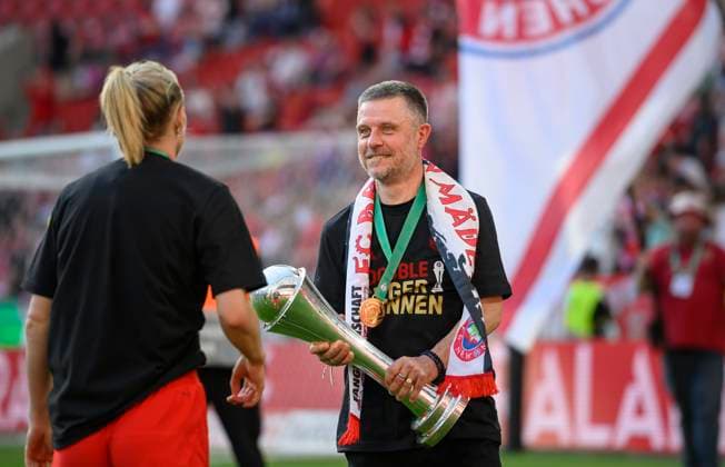 Coach Alexander STRAUS M with the trophy, l Lea SCHUELLER Schüller M DFB Pokal Final Women 2025, FC Bayern Muenchen M SV Werder Bremen HB 4 2, am 01 05 2025 in Koeln Germany DFB regulations prohibit any use of photographs as image sequences and or quasi video Â