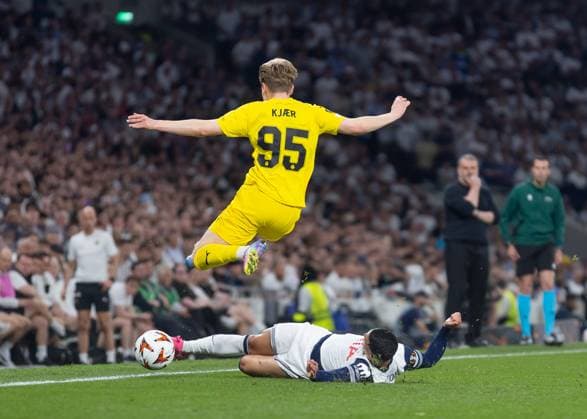 Tottenham Hotspur v FK Bodo Glimt, UEFA Europa League, Semi-Final, Leg 1 of 2, Football, Tottenham Hotspur Stadium, Tottenham, London, UK - 01 May 2025 Jeppe Jensen of FK Bodo Glimt leaps out of the tackle by Pedro Porro of Tottenham Hotspur Tottenham Tottenham Hotspur Stadium London GBR, UK NEWSPAPERS OUT Copyright: xEllixBirchx