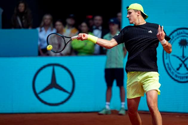 Mutua Madrid Open 2025 Jakub Mensik of Czech Republic plays a forehand during the Men s Singles Quarter-Final match against Francisco Cerundolo of Argentina during at the Mutua Madrid Open 2025 tournament celebrated at La Caja Magica on May 01, 2025 in Madrid, Spain. Madrid La Caja Magica Madrid Spain Copyright: xAlbertoxGardinx AGardin_20250501_Mutua_Madrid_Open_0825