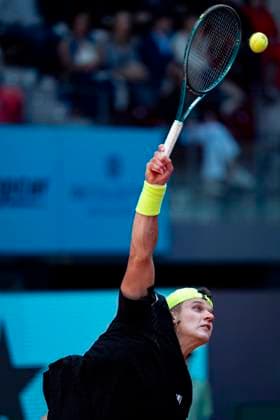 Mutua Madrid Open 2025 Jakub Mensik of Czech Republic serves the ball during the Men s Singles Quarter-Final match against Francisco Cerundolo of Argentina during at the Mutua Madrid Open 2025 tournament celebrated at La Caja Magica on May 01, 2025 in Madrid, Spain. Madrid La Caja Magica Madrid Spain Copyright: xAlbertoxGardinx AGardin_20250501_Mutua_Madrid_Open_0828
