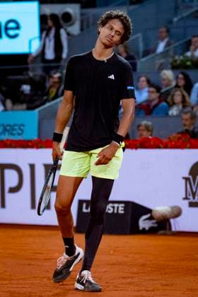 Mutua Madrid Open 2025 Gabriel Diallo of Canadais seen disappointed Lorenzo Musetti of Italy during the Men s Singles Quarter-Final match at the Mutua Madrid Open 2025 tournament celebrated at La Caja Magica on May 01, 2025 in Madrid, Spain. Madrid La Caja Magica Madrid Spain Copyright: xAlbertoxGardinx AGardin_20250501_Mutua_Madrid_Open_0845