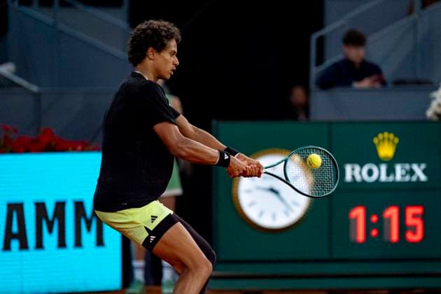 Mutua Madrid Open 2025 Gabriel Diallo of Canada plays a backhand against Lorenzo Musetti of Italy during the Men s Singles Quarter-Final match at the Mutua Madrid Open 2025 tournament celebrated at La Caja Magica on May 01, 2025 in Madrid, Spain. Madrid La Caja Magica Madrid Spain Copyright: xAlbertoxGardinx AGardin_20250501_Mutua_Madrid_Open_0856