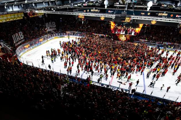 Bilder des Jahres 2025, Sport 05 Mai Sport Themen der Woche KW18 Sport Bilder des Tages 250501 Planen stormas av Luleas supportrar efter final sex i SHL mellan Lulea och Brynäs den 1 maj 2025 i Lulea. *** 250501 The pitch is stormed by Luleas supporters after the final six in SHL between Lulea and Brynäs on May 1, 2025 in Lulea  Copyright: MAXIMxTHORE BB250501MT369