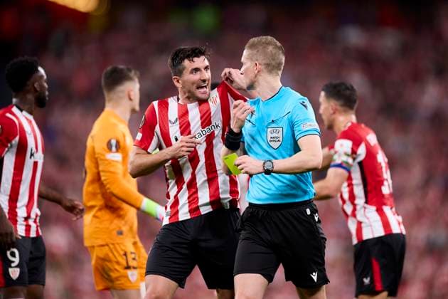 May 1, 2025, Bilbao, Vizcaya, SPAIN: Dani Vivian of Athletic Club protest to Espen Eskas during the UEFA Europa League 2024 25 Semi Final First Leg match between Athletic Club and Manchester United, ManU at San Mames on May 1, 2025, in Bilbao, Spain. Bilbao SPAIN - ZUMAa181 20250501_zaa_a181_209 Copyright: xRicardoxLarreinax