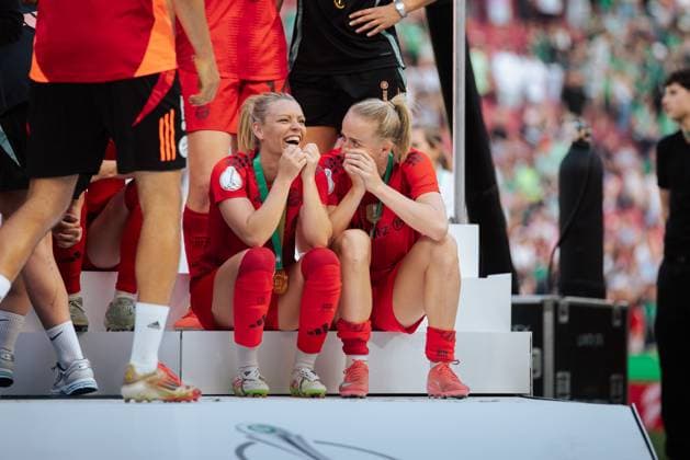Cologne, Germany, May 1st 2025 Linda Dallmann (10 Bayern Munich) laughing with Lea Schüller (11 Bayern Munich) at the victory ceremony during the DFB-Pokal final match between FC Bayern Munich and SV Werder Bremen at RheinEnergieStadion, in Cologne, Germany. (Gabor Baumgarten SPP) Copyright: xGaborxBaumgartenx xSPPx spp-en-GaBaSp-2025-05-01_DFB Pokal Final_ FC Bayern Munich - SV Werder Bremen_01_6458