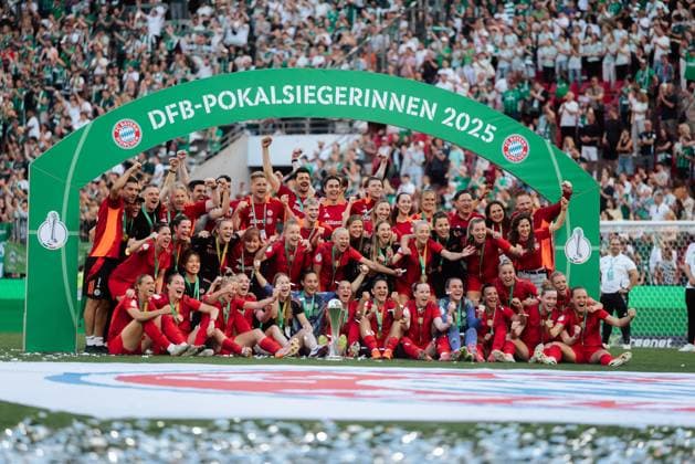 Cologne, Germany, May 1st 2025 Team of FC Bayern Munich cup victory celebration team photo at the podium during the DFB-Pokal final match between FC Bayern Munich and SV Werder Bremen at RheinEnergieStadion, in Cologne, Germany. (Gabor Baumgarten SPP) Copyright: xGaborxBaumgartenx xSPPx spp-en-GaBaSp-2025-05-01_DFB Pokal Final_ FC Bayern Munich - SV Werder Bremen_01_6468