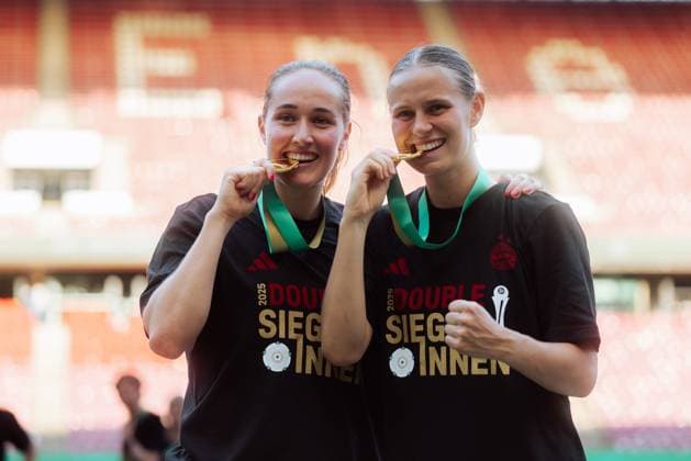 Cologne, Germany, May 1st 2025 Sydney Lohmann (12 Bayern Munich, l.) and Klara Buehl (17 Bayern Munich, r.) bite into their medals during the DFB-Pokal final match between FC Bayern Munich and SV Werder Bremen at RheinEnergieStadion, in Cologne, Germany. (Gabor Baumgarten SPP) Copyright: xGaborxBaumgartenx xSPPx spp-en-GaBaSp-2025-05-01_DFB Pokal Final_ FC Bayern Munich - SV Werder Bremen_01_6490